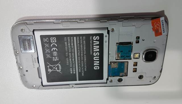 Paso 1.  Introducir la micro SD. al quitar la tapa en un Samsung Galaxy con Android