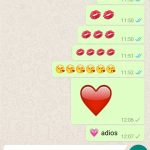WhatsApp 2.16.256 con emojis más grandes y el corazón late animadamente.