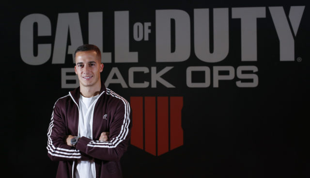Lucas Vázquez  el futbolista del Real Madrid se diviertes en Madrid Games Week con Call of Duty: Black Ops 4