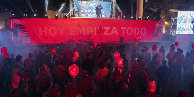 Miles de personas se reúnen en Madrid para celebrar la campaña 11.11 de Aliexpress