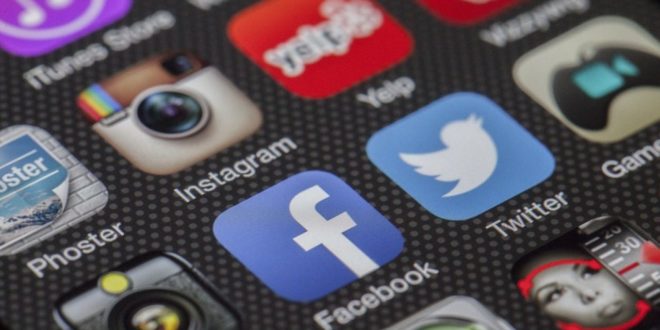 1 de cada 5 españoles dedica más de 3 semanas al año a las redes sociales, pero comparten contenido en menos de la mitad de sus perfiles