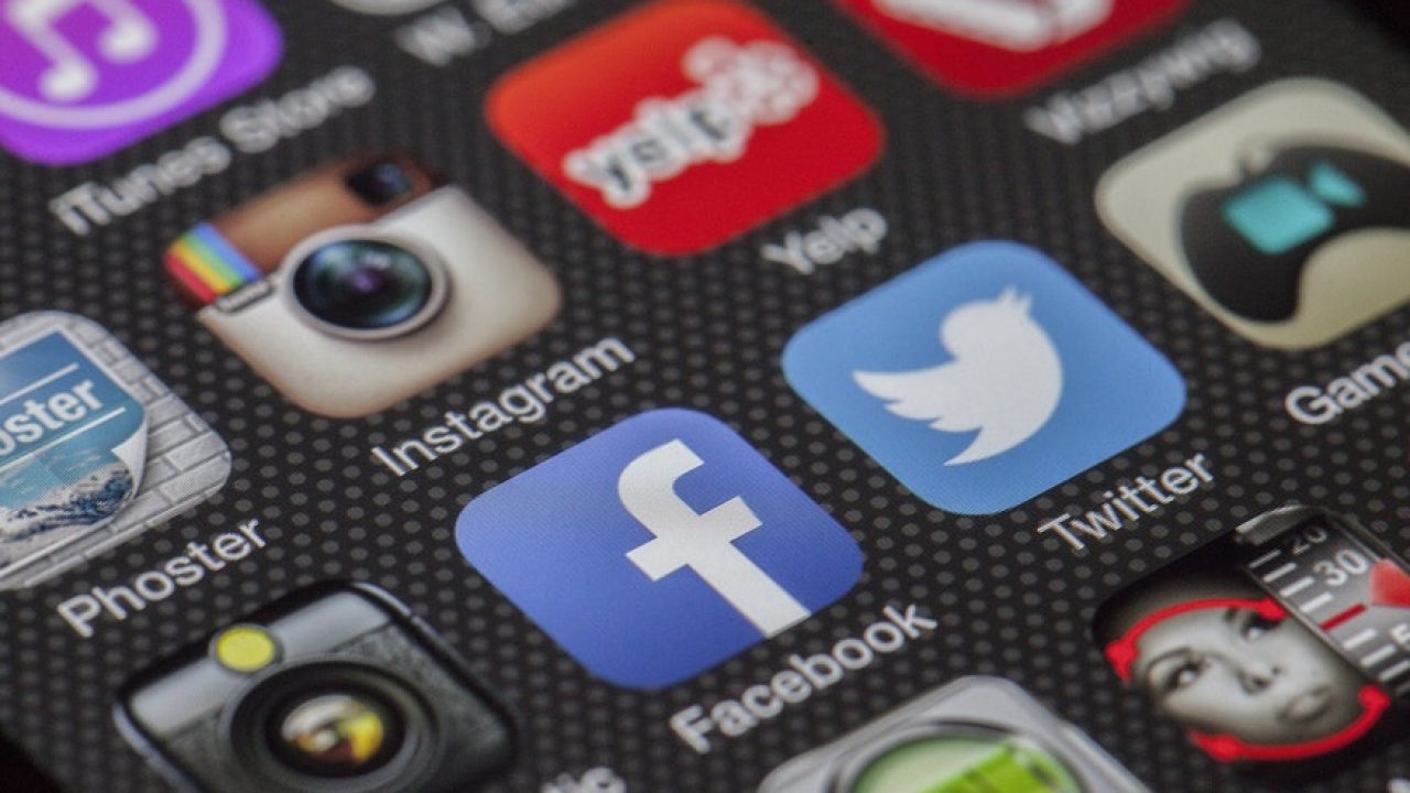 1 de cada 5 españoles dedica más de 3 semanas al año a las redes sociales, pero comparten contenido en menos de la mitad de sus perfiles
