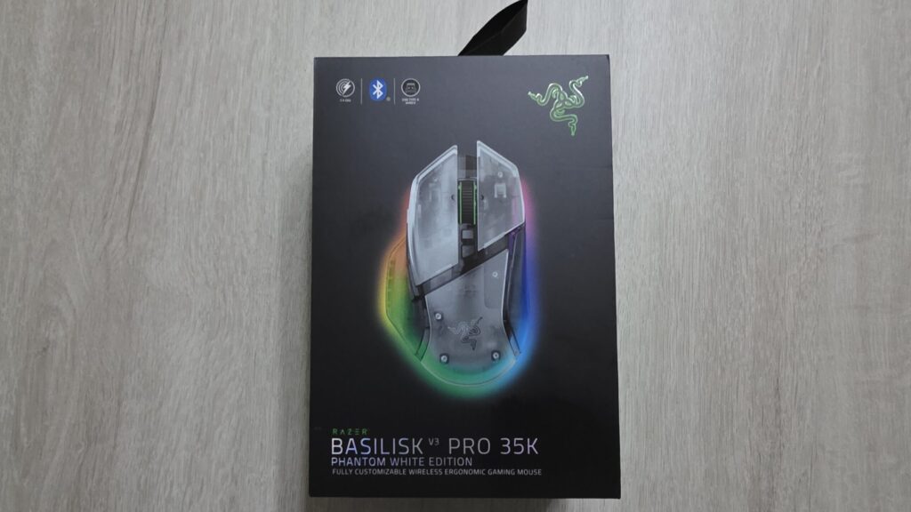 El envoltorio o paquete como todos los dispositivos de razer es de color verde de la marca y negro con la foto del dispositivo y las características principales.