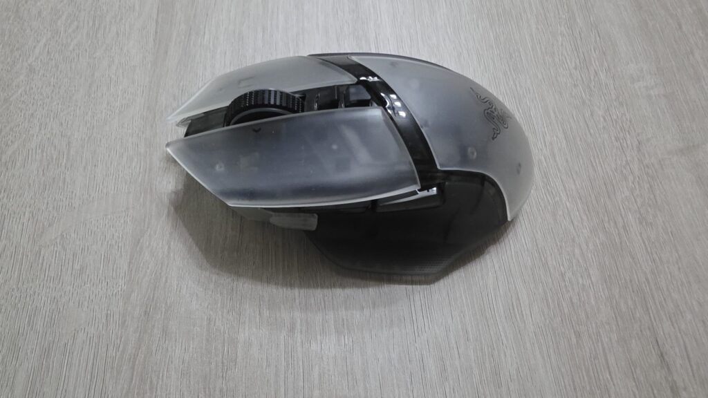 El envoltorio o paquete como todos los dispositivos de razer es de color verde de la marca y negro con la foto del dispositivo y las características principales.