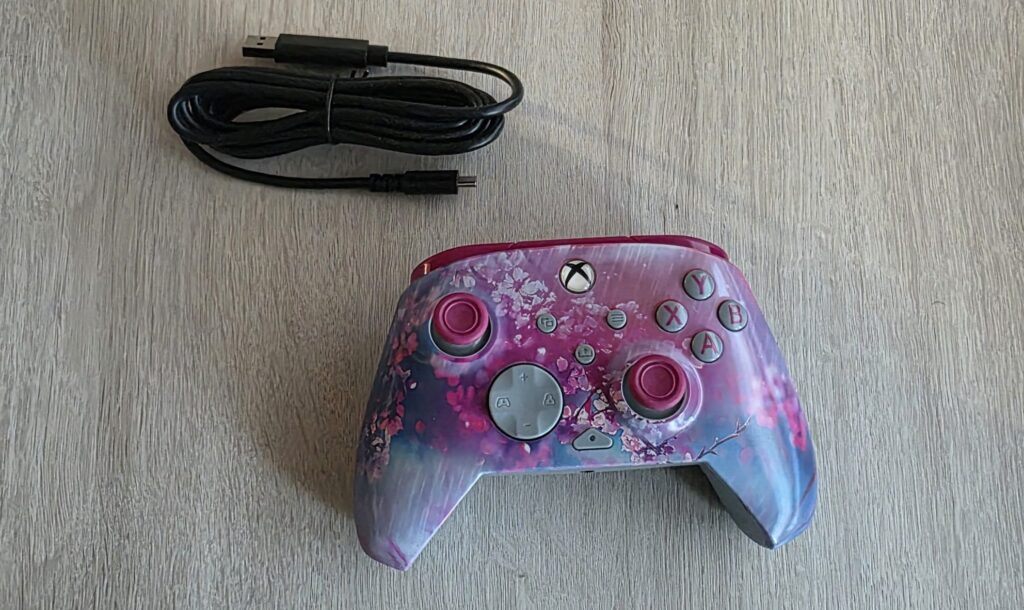 Análisis del mando Turtle Beach Rematch Advanced Lenticular Kyoto Bloom con cable